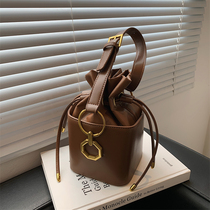 Small crowddesign Small bag womens bag 2022 new fashion single shoulder inclined satchel spring mini bag bursting bucket bag