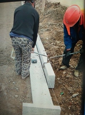 Roadstone installation tool slope artifact clamp yard cart stone plate clamp labor-saving efficiency curb stone