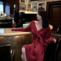 French tea break socialite temperament padded sweater skirt design sense V-neck sexy goddess Fan Jiuhong knitted dress