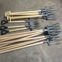 The Earth-loosening artifact agricultural tools are fully excavated and the land is loosened. The steel fork is four-tooth digging shovel.