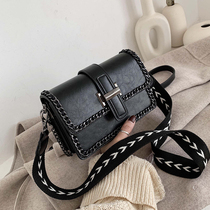 Hong Kong net red genuine leather 2022 new fashion womens bag chain 100 hitch satchel satchel pop sloping satchel small square bag