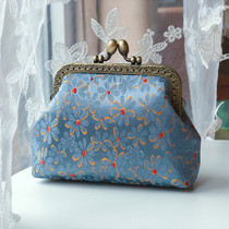 (Finished) Mori department retro flag gown lace buckle small fresh zero wallet mouth red packet mouth gold bag birthday present
