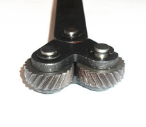 Domestically made double wheel rhomboid roller flower knife 30 degrees rolling flower wheel 28 * 8 * 8BL BR 0 3-3 0 3-3 handle 20