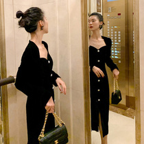 French vintage black velvet dress womens autumn New temperament V-collar slim dress Hepburn style small black dress