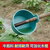 Agricultural feces and plastic feces scoop feces fed and poured water and powder powder powder and powder powder powder and powder pounds to dig the melon