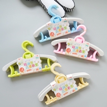  Export Japan baby cartoon plastic small hanger Childrens drying rack Newborn baby clothes hanging adjustable 5 packs