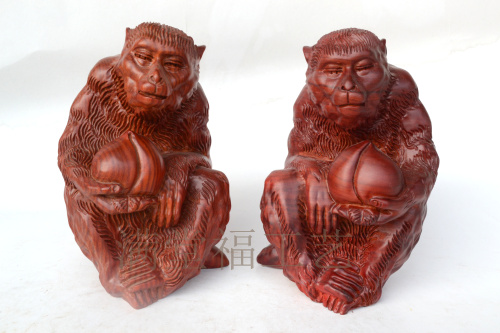 Red sandalwood golden monkey Heshou zodiac monkey craft wood carving pieces redwood town house living room gifts