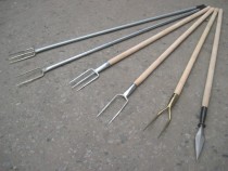 Red Tassana gun head spear spear head hoe rake harpoon two-tooth fork garden forest fork three-tooth fork iron fork lawn fork