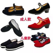 Adult childrens chorus middle school students show shoes uniforms Army Eighth Route Army black canvas shoes Ms.
