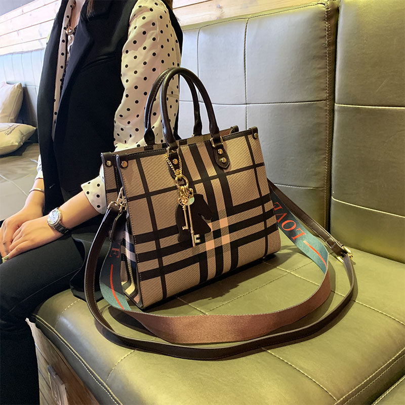 Hong Kong leather womens bag 2020 new trend with atmospheric 託 handbag handbag tote shoulder bag