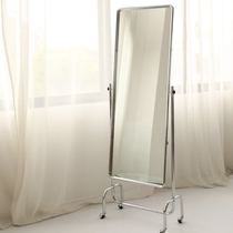 The designer of the wooden room is movable and adjustable. The Nordic full-length mirror is fashionable.