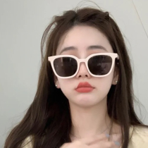 2021 New Xiuzhi same beige sunglasses female super fire Korean sunglasses anti ultraviolet thin sun glasses
