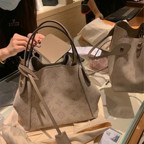  LV Louis Vuitton HINA series female trumpet with perforated calf leather hand bucket bag