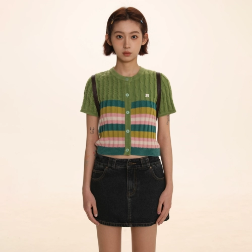 Летний трикотажный небольшой дизайнерский кардиган для отдыха, тренд сезона, облегающий крой