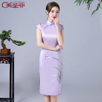 Hand push embroidered silk cheongsam long 2021 autumn new modified version retro fashion banquet dress girl