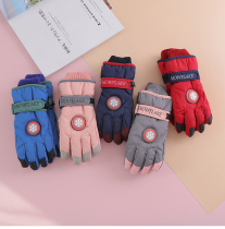 Shengshi Qiyuan children's gloves will be bright when they move. In winter the five fingers of boys and girls are snow-proof and waterproof for primary school students over 8 years old.