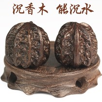Play with the hand with the elderly holding the fitness ball Play with the ball agarwood wood to send the elders massage palm toys