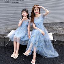 Net red 2022 new fashion mother woman dress with dress and summer clothing foreign air mesh yarn embroidered high-end pro-daughter princess dress