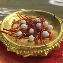 The five gods of wealth the White God of Wealth sturdy son has a hidden Buddha statue a stupa garu box (size 3-4mm)