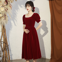 Pregnant woman toast the bride back to the door to dress the wine red normally she can wear an engagement dress for a small evening gown