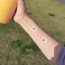 She painted a small daisy pattern super fairy white wrist with the same small fresh waterproof tattoo sticker long-lasting