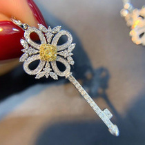 Junhuang jewelry natural yellow diamond pendant 60 points Diamond key pendant real diamond 18K gold inlaid diamond necklace