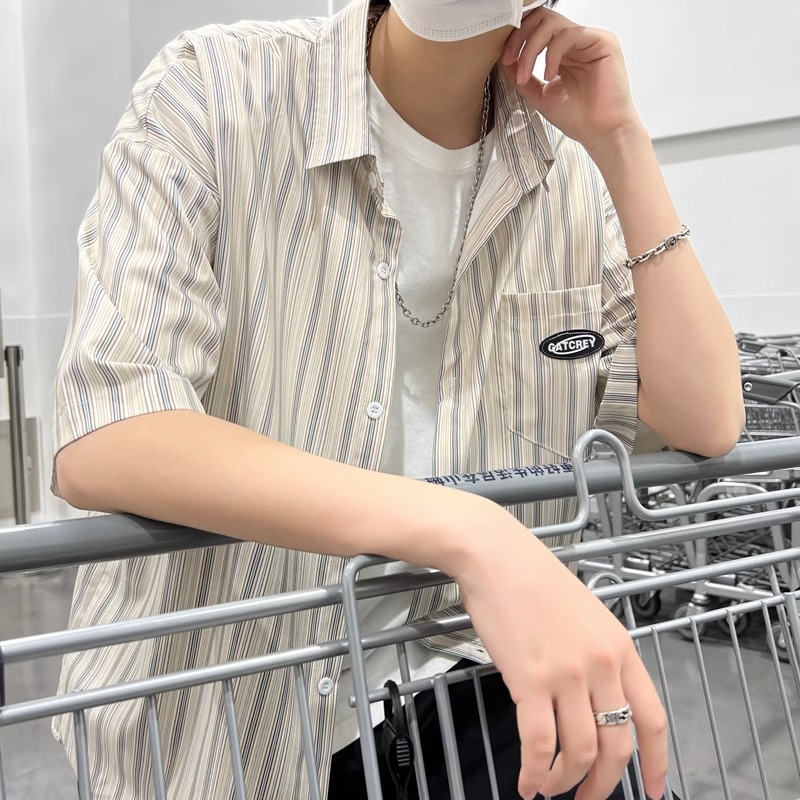 Japanese ins striped short sleeved shirt, men's ruffian and handsome, high-end feeling, loose fitting five quarter sleeved ice silk shirt jacket, men's summer wear