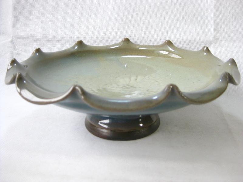 In the 80s The green glaze of the Chai-burning kiln in Zhangzhou pulled the blank enamel yin and yang fish tai chi kiln to change the pattern of high-footed flower mouth plate