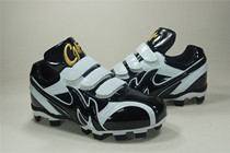 Spot black and white color matching hard rubber nail bottom field baseball shoes softball shoes