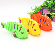 Creative childrens educational chain colorful swinging fish clockwork toys will shake the tail baby winding toys small fish