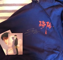 Wang Yibos autograph is the same as the wind. Luoyang Weiyi is signed with the fidelity.