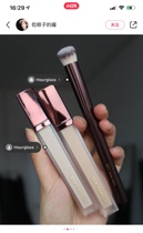 Spot Emma water egg with the same Hourglass Concealer Concealer Concealer brush to cover dark circles
