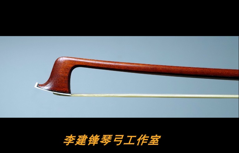 Li Jianfeng はプロ向けのエントリーレベルの JF.LEE 小型および中型チェロ弓を製造しています