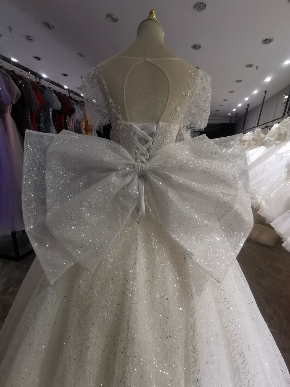Super large 80cm double layer bow wedding dress with a covered back design and gold glitter powder accessories.