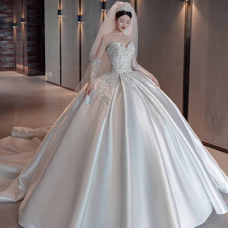 サテンのウェディングドレス 2024 新しい花嫁プチメイン糸フレンチレトロチューブトップ高級白外出糸