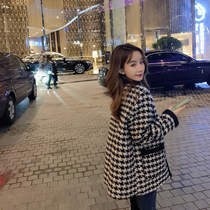 2020 Autumn and Winter new female small fragrant wind short chingbird black and white plaid knitted coat Joker small man coat