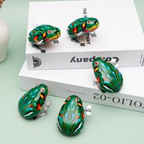 Green little jumping frog clockwork frog baby crawling childrens tin shaking sound The same baby toy is super cute 