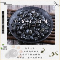 The volcanic stone of the baking dish insulated stir-fry cook the dish with a boiling hot pot to make the grilled fish cobblestone pie in the wood.