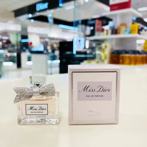 CN Canada Faidio Miss Miss Dior 5mlq Shoots 4 199 Yuan, чтобы смешаться с настоящим я