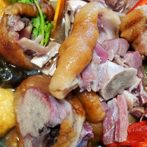 New goods Hubei Enshila pig foot farmers homemade firewood smoked bacon authentic Tujia specialty pig hooves