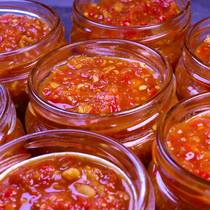 Garlic chili sauce chili sauce handmade oil-free low-fat sauce mixed with noodles and chili sauce
