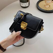 Western style high sense small bag bag 2021 new fashion tide Korean version of saddle bag retro versatile crossbody female mobile phone bag