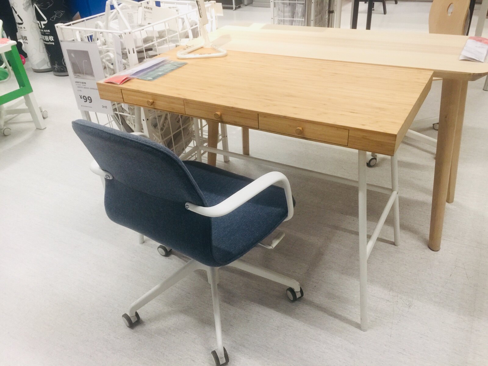 Ikea Lisson Desk Desk Bamboo material 102 x 49 cm simple and generous