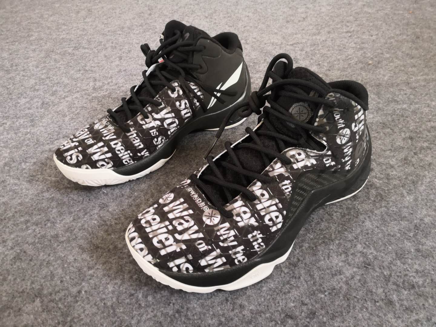 Chinas Li Ning wade way wow team still 4 generations of black and white low-help real-life basketball shoes ABAM011-1