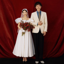 Photo studio theme retro white satin simple bubble sleeve wedding couple photo photo Hepburn dress dress