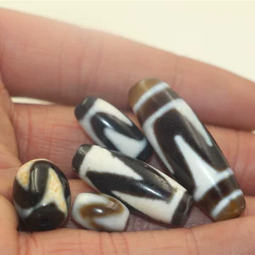 台湾天珠‼️西蔵老礦伯玉髄龍紋虎牙十九眼天珠 台湾天珠‼️西蔵老礦伯玉髄龍紋虎牙十九眼天