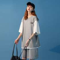 Casual sports suit womens summer vacation two-piece short-sleeved 2021 new salt wear small shorts two-piece set