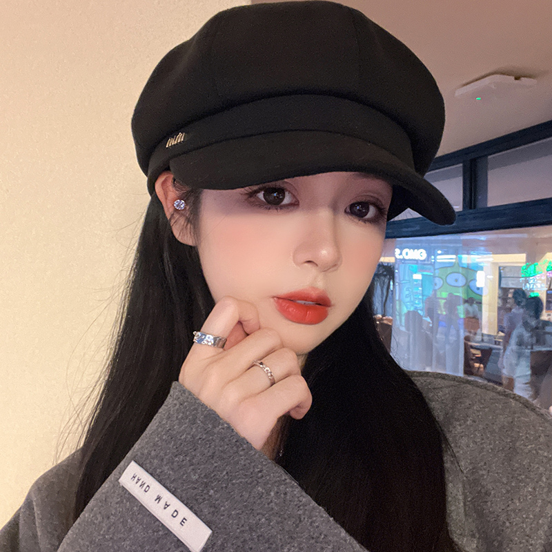 顔が見える小さな黒い八角形の帽子女性のための韓国スタイルのトレンディな秋冬 2023 新しい多用途ペインター帽子アヒルの舌ベレー帽