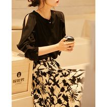 Laughs culvert as early spring trendy black fine wool mulberry silk round lead knit cardiovert blouses ZYG360883AG