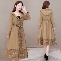 Khaki windbreaker female 2021 new spring and autumn Korean version of loose embroidery stitching over knee hooded casual jacket
